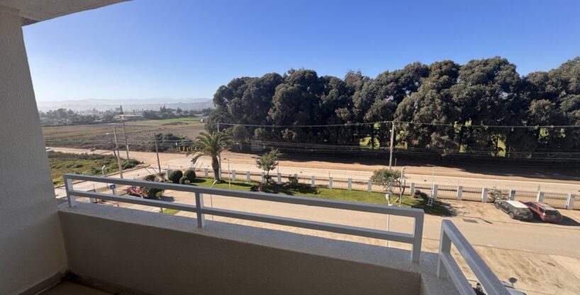 ARRIENDA AÑO CORRIDO dpto 2 dormitorios 2 baños amoblado a una cuadra de avda del mar