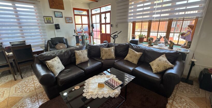 VENTA CASA AMPLIADA Y REGULARIZADA CON CASA INTERIOR